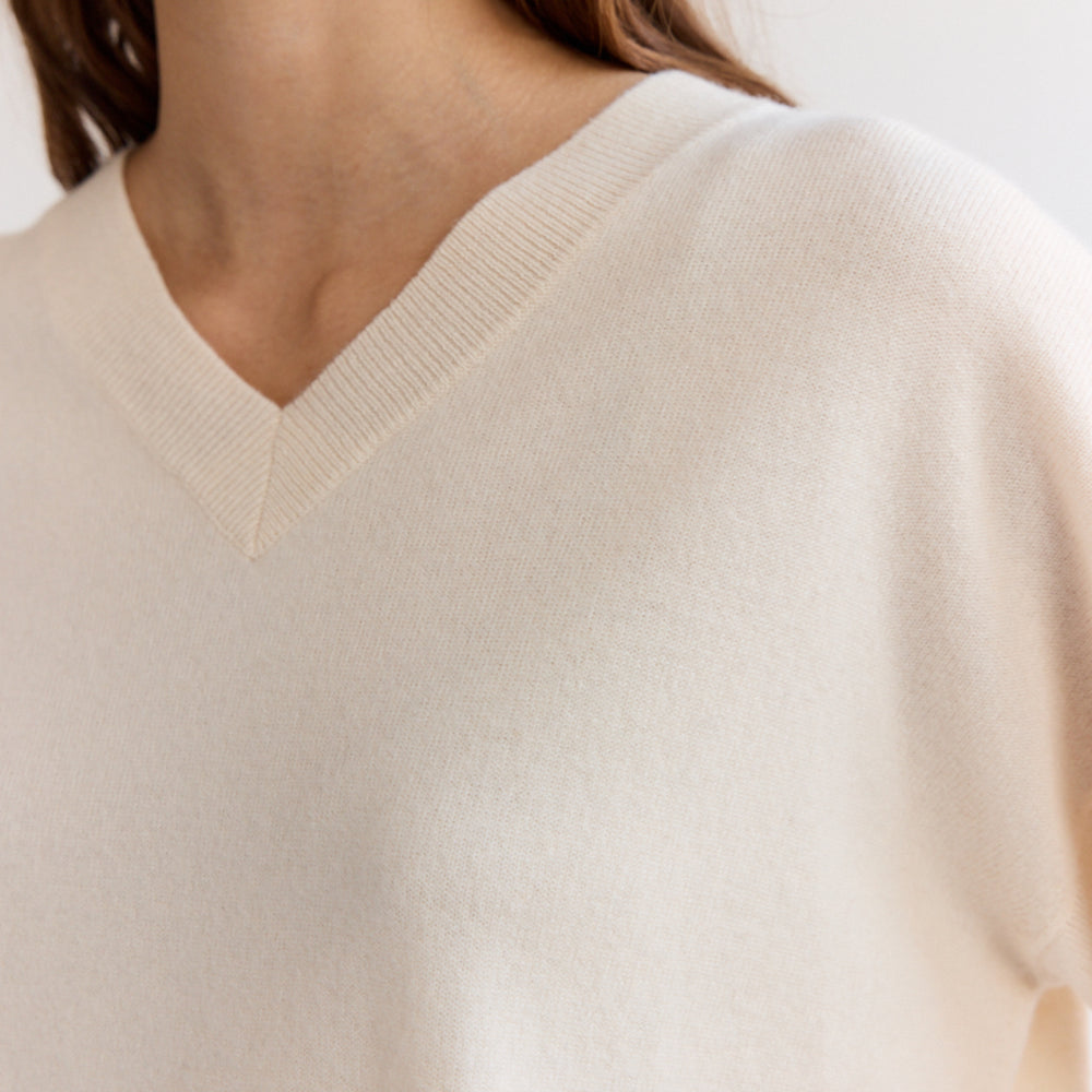 
                      
                        Solux V sweater 25p Ivory
                      
                    