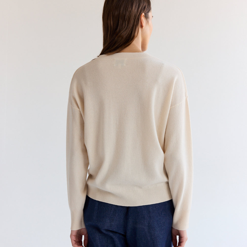 
                      
                        Solux V sweater 25p Ivory
                      
                    