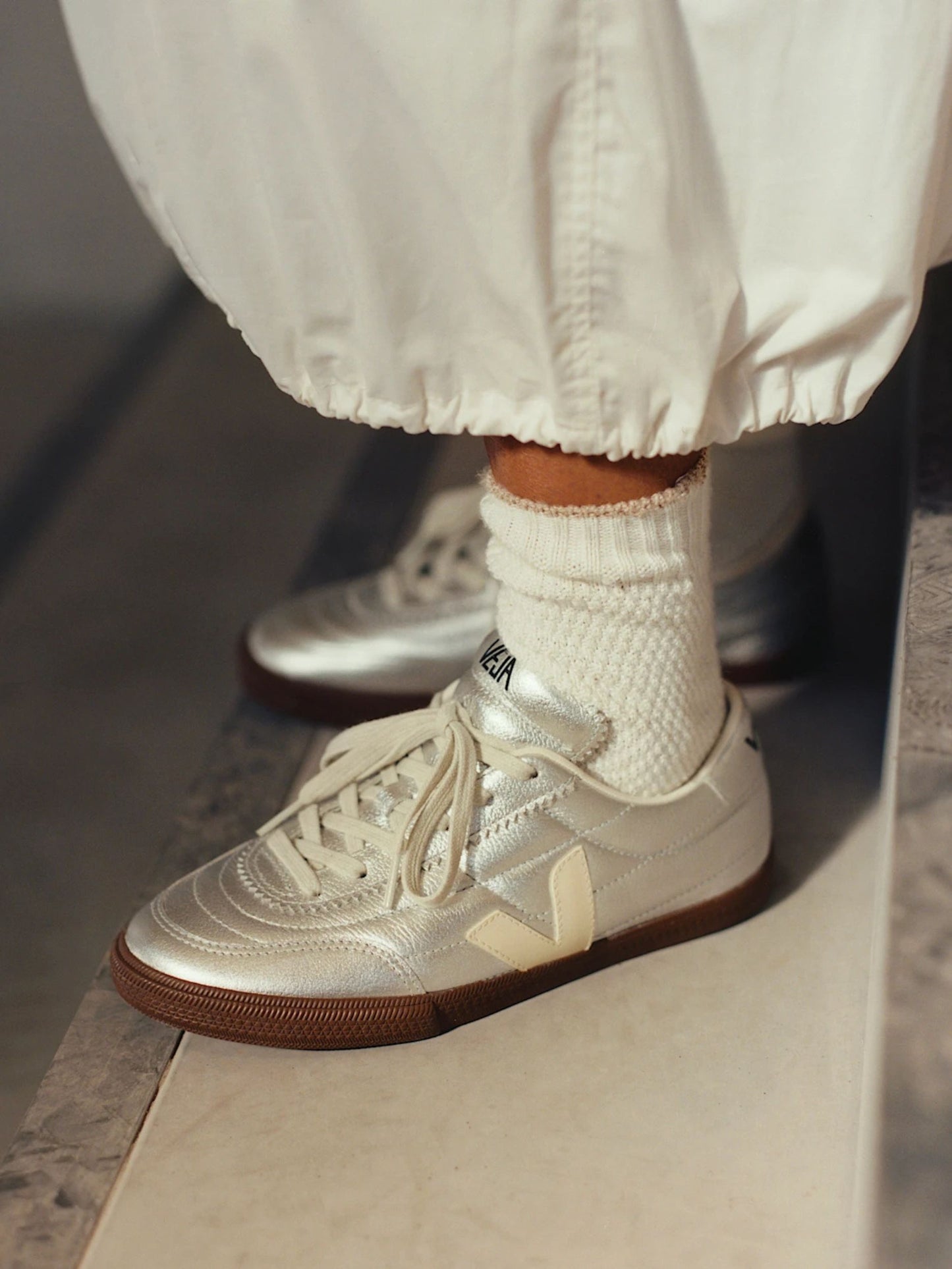 Sneakers en cuir argenté Panenka Veja - Main Image